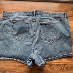Torrid distressed denim shorts 26